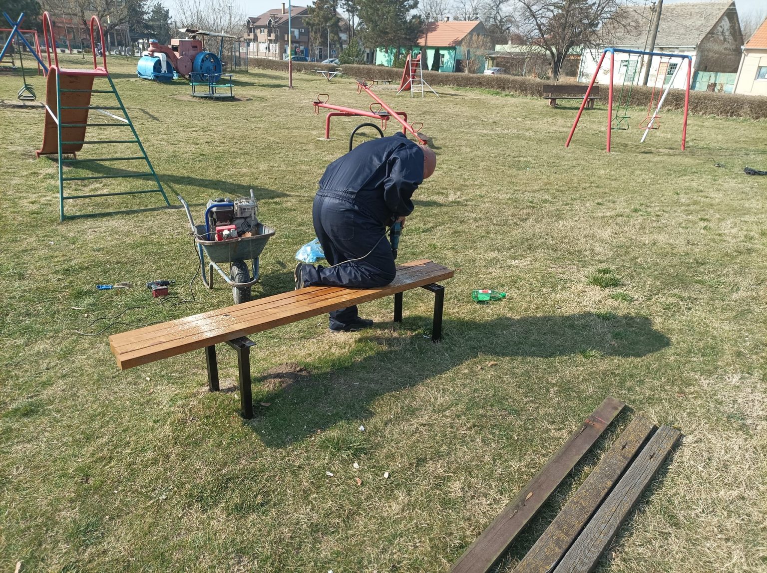 Glogonj: U toku rekonstrukcija klupa u parku